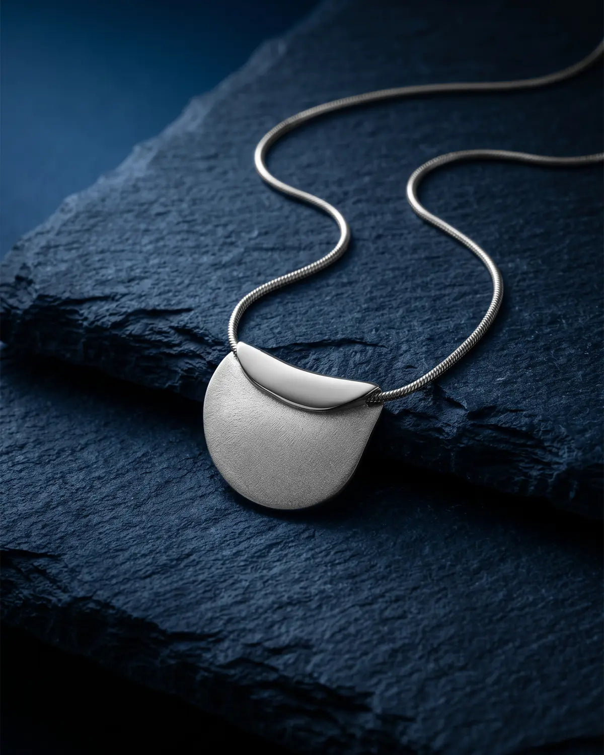 CONTOUR FOLDED CRESCENT PENDANT NECKLACE