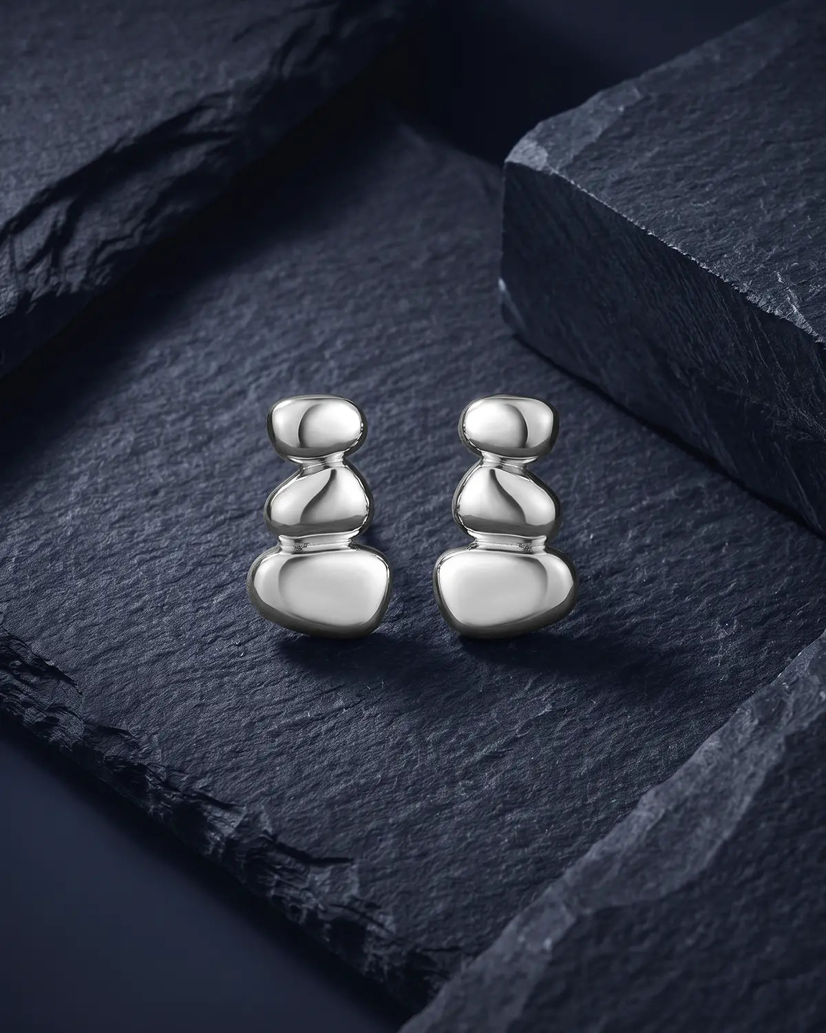 ASCENT GRADUATED PEBBLE STUD EARRINGS