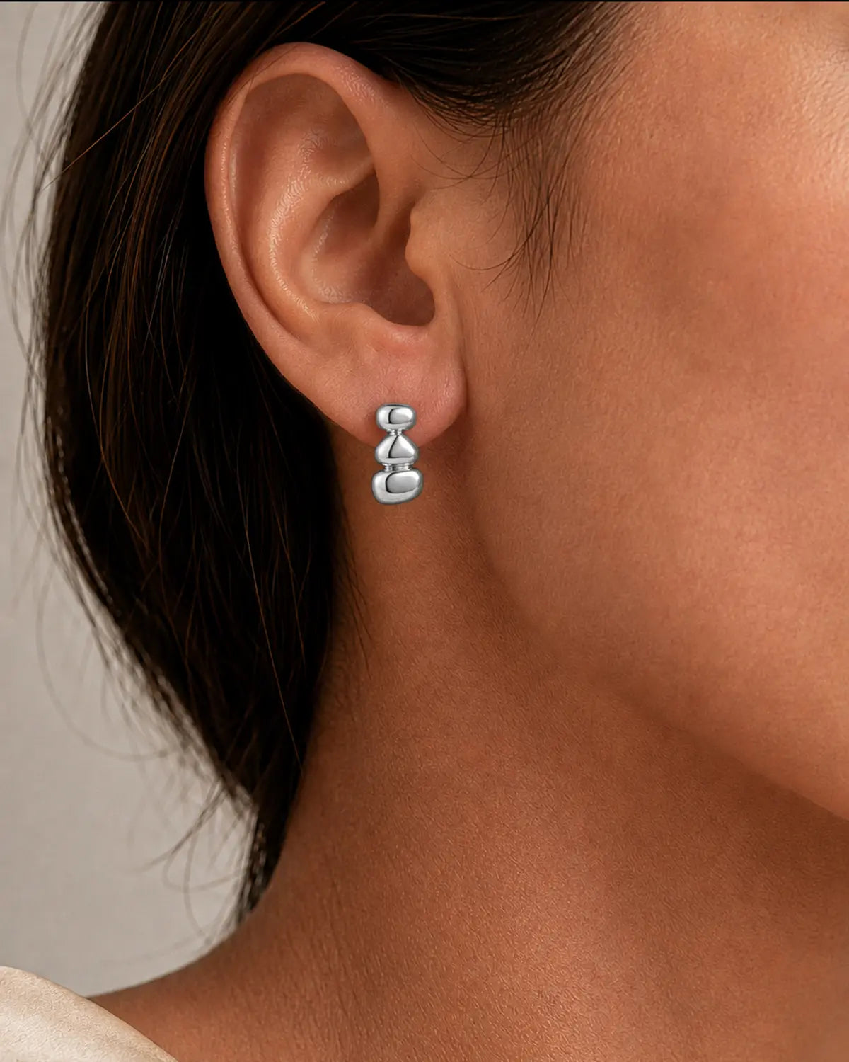 ASCENT GRADUATED PEBBLE STUD EARRINGS