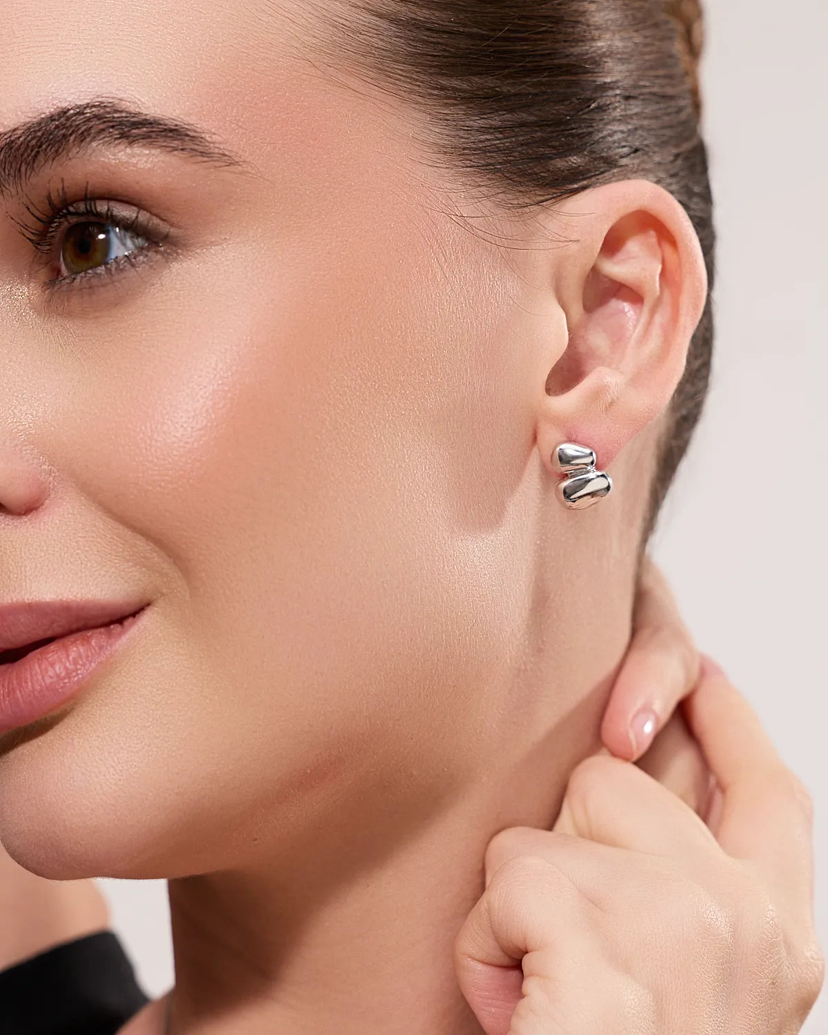 COSMOS ROUNDED PEBBLE STUD EARRINGS