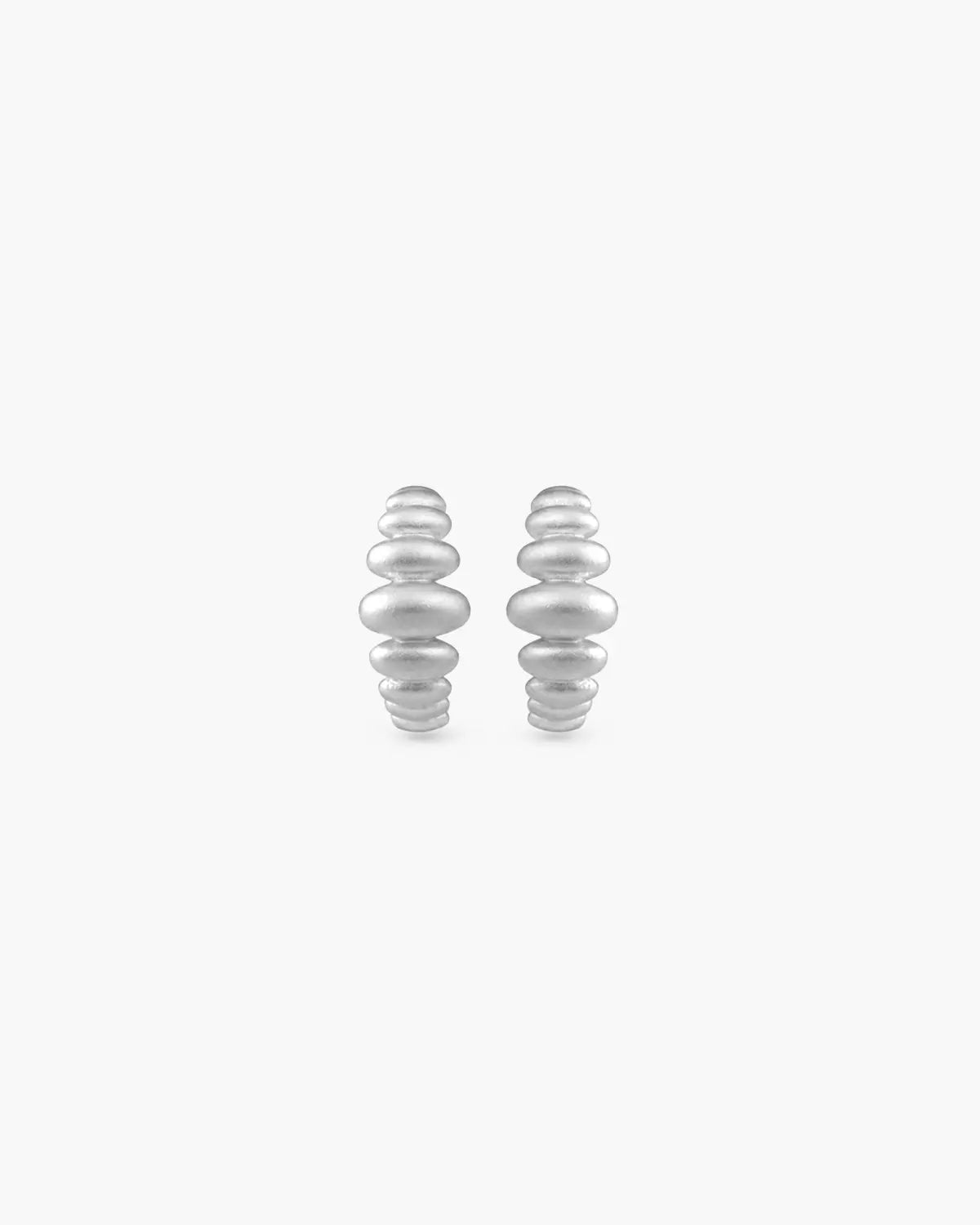 RESONANCE RIBBED HOOP EARRINGS