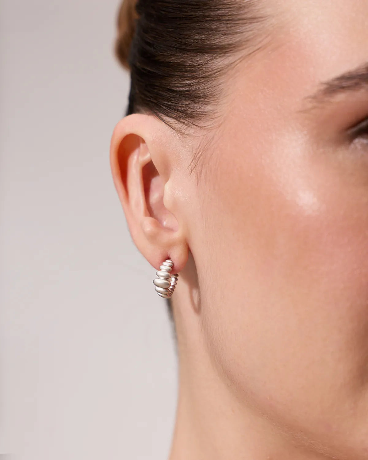 RESONANCE RIBBED HOOP EARRINGS