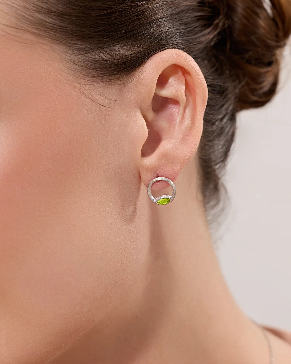 LUCENCE PERIDOT CIRCLE STUD EARRINGS