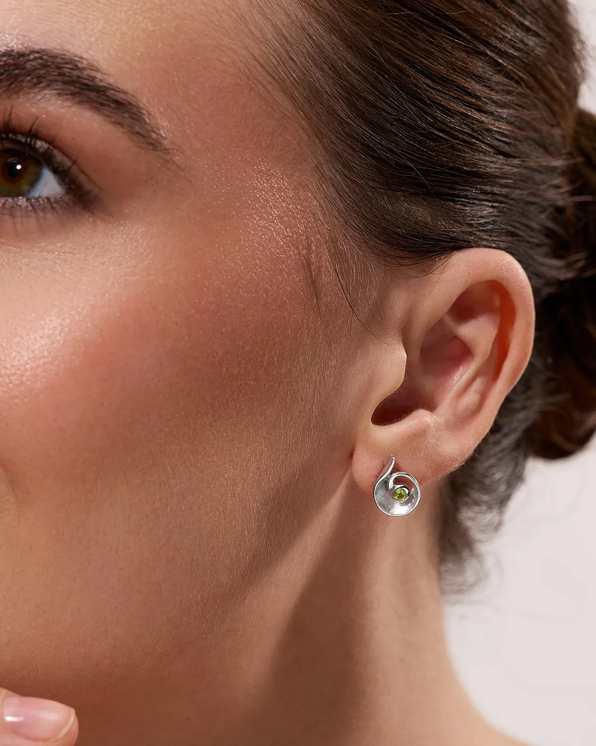 HAZE PERIDOT SPIRAL STUD EARRINGS