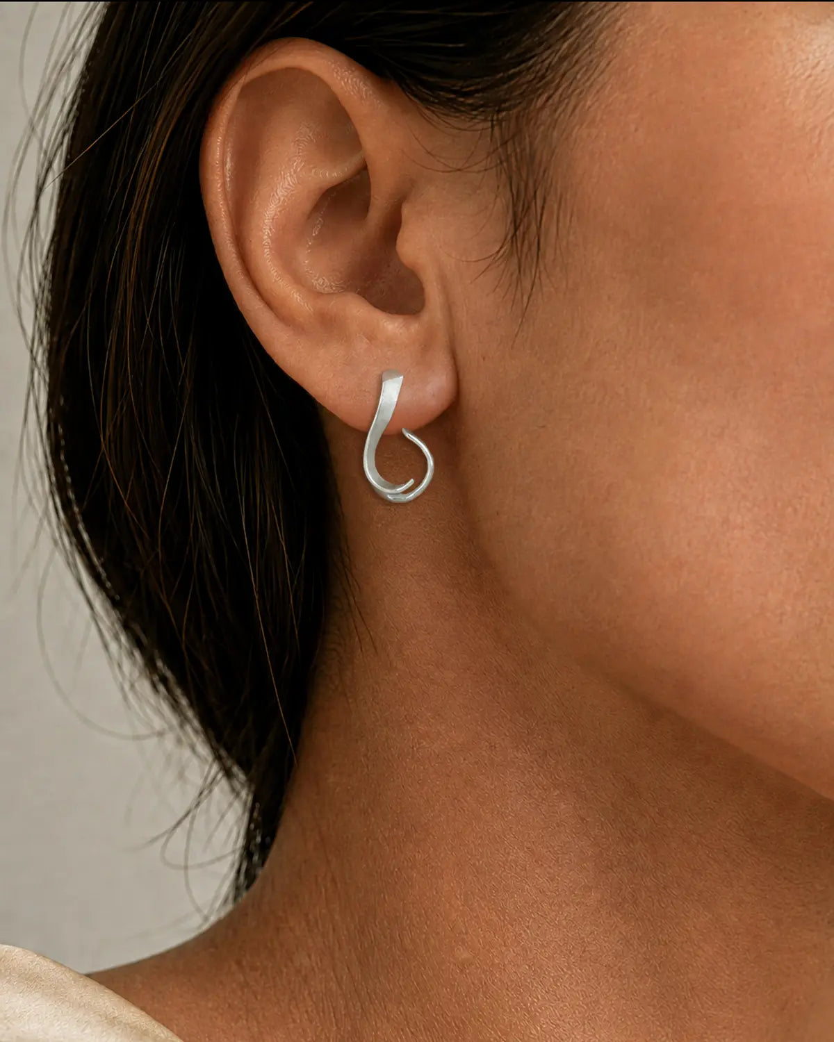BILLOW CURVED DROP EARRINGS