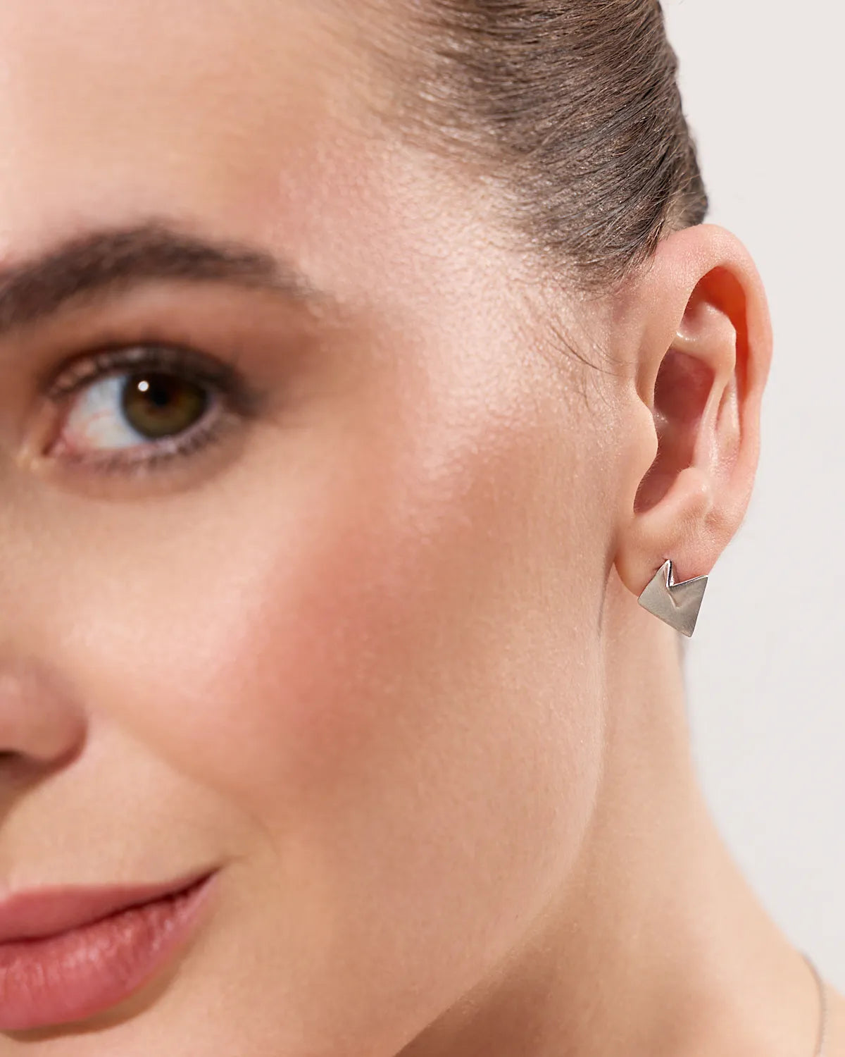 KANSO FACETED KITE STUD EARRINGS