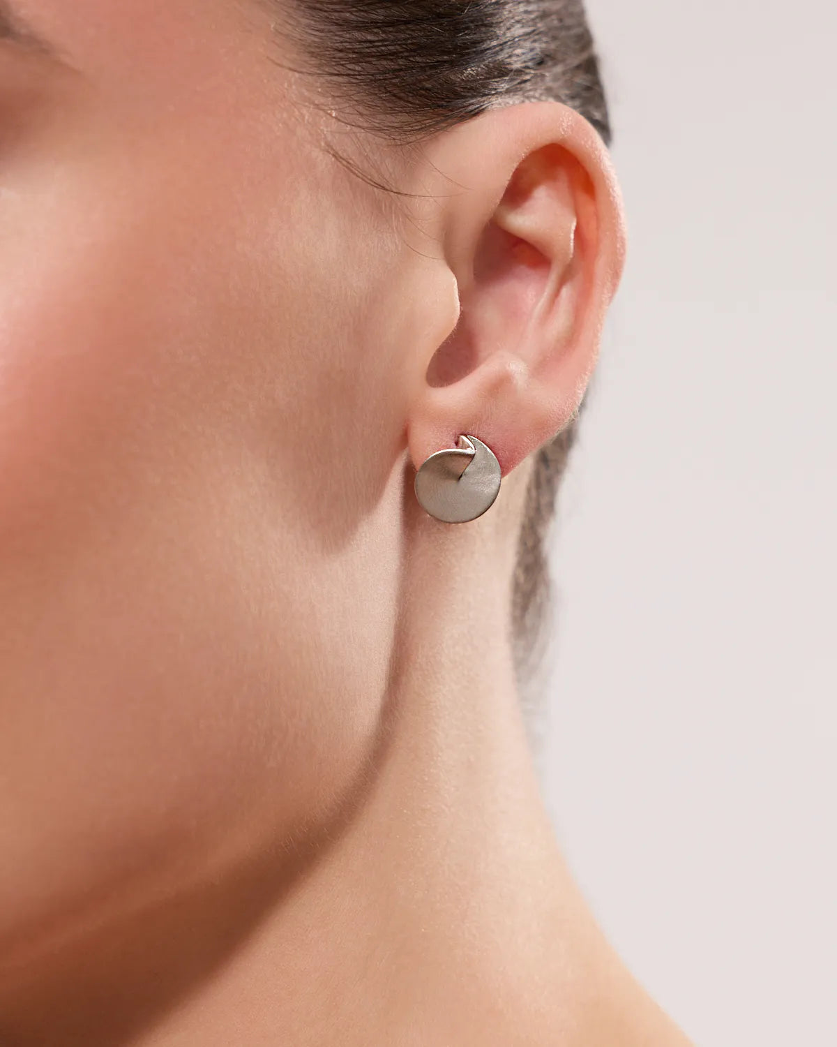 WILDFLOWER CURVED DISC STUD EARRINGS