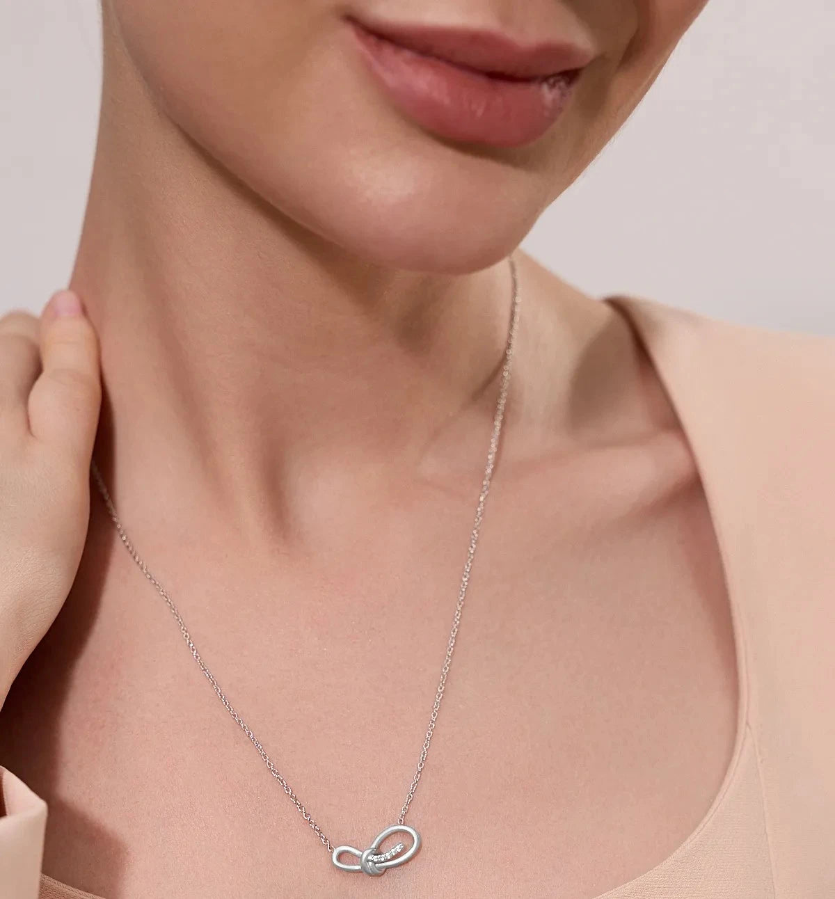 WEAVE KNOT NECKLACE