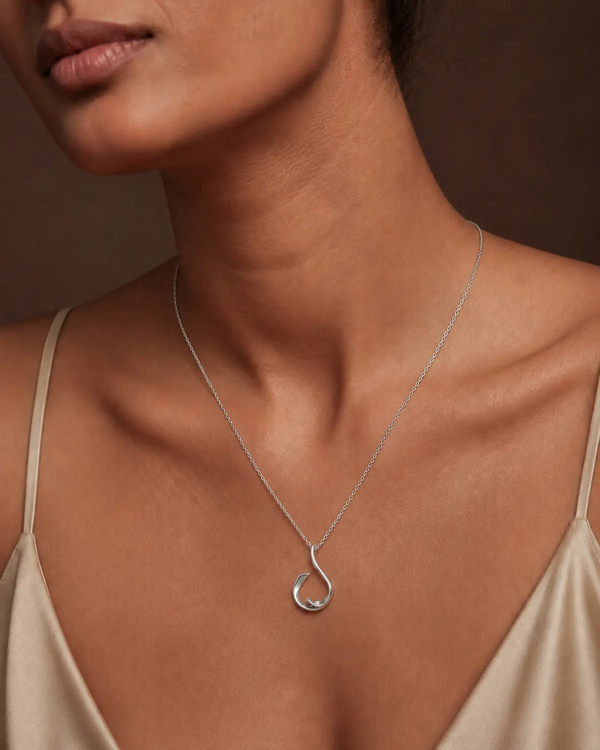 BILLOW OPEN CURVE PENDANT NECKLACE
