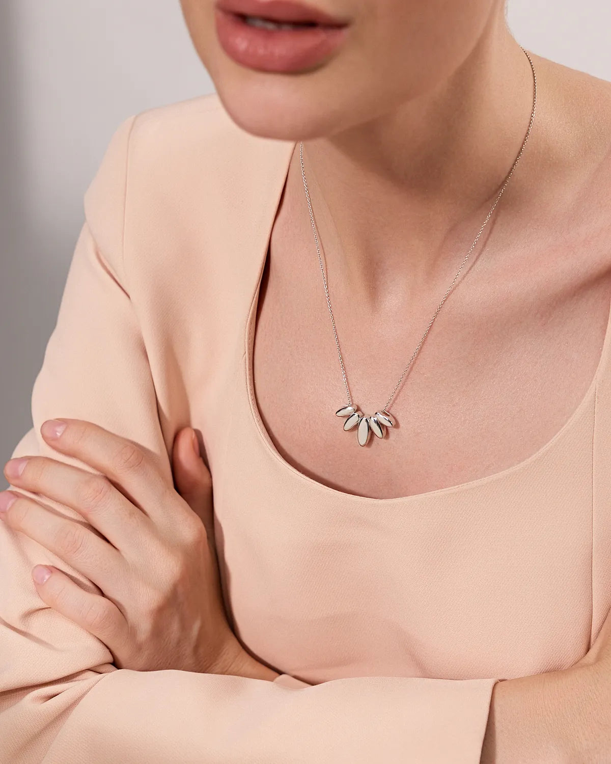 SOLIS FANNED PEBBLE NECKLACE