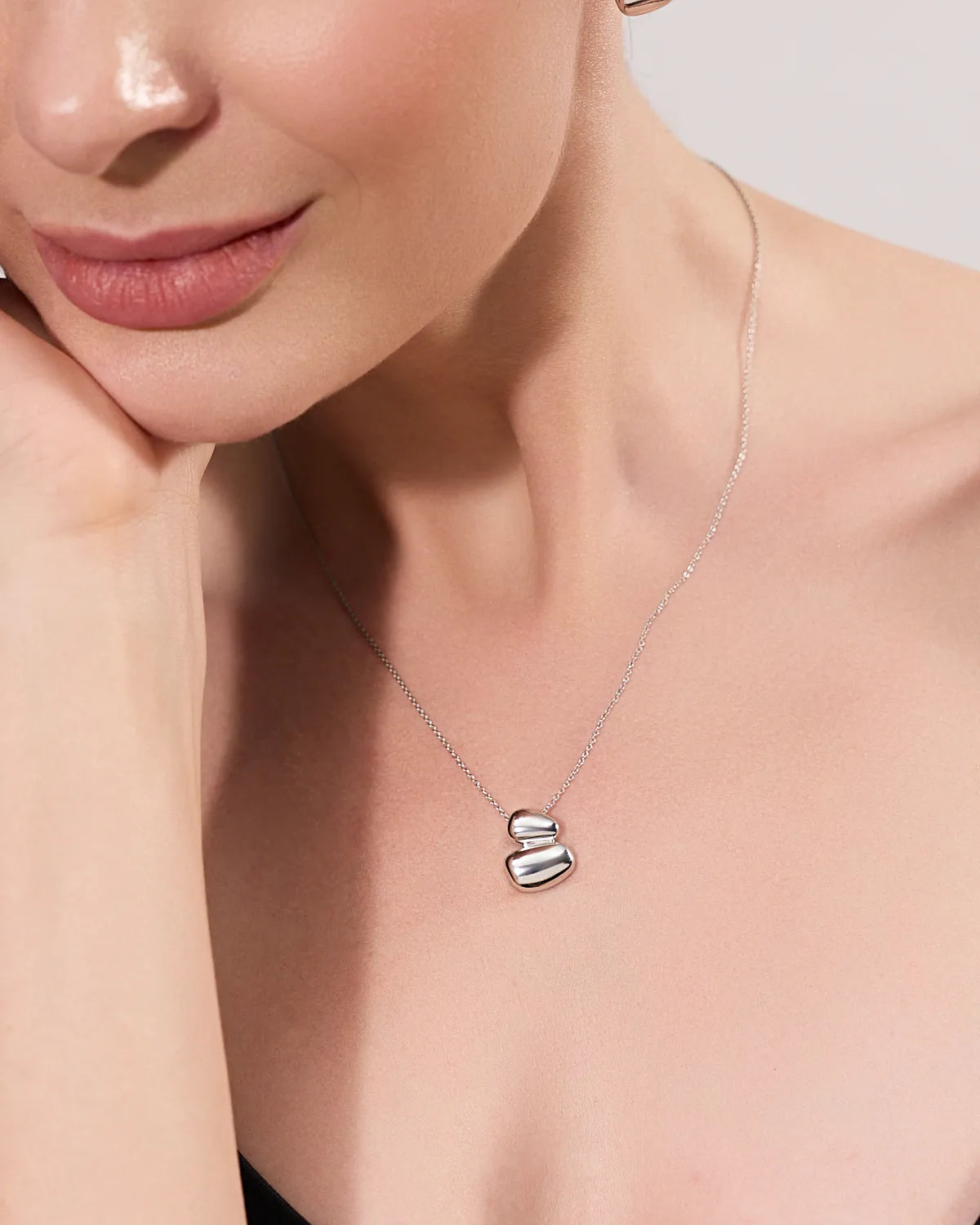COSMOS PEBBLE NECKLACE