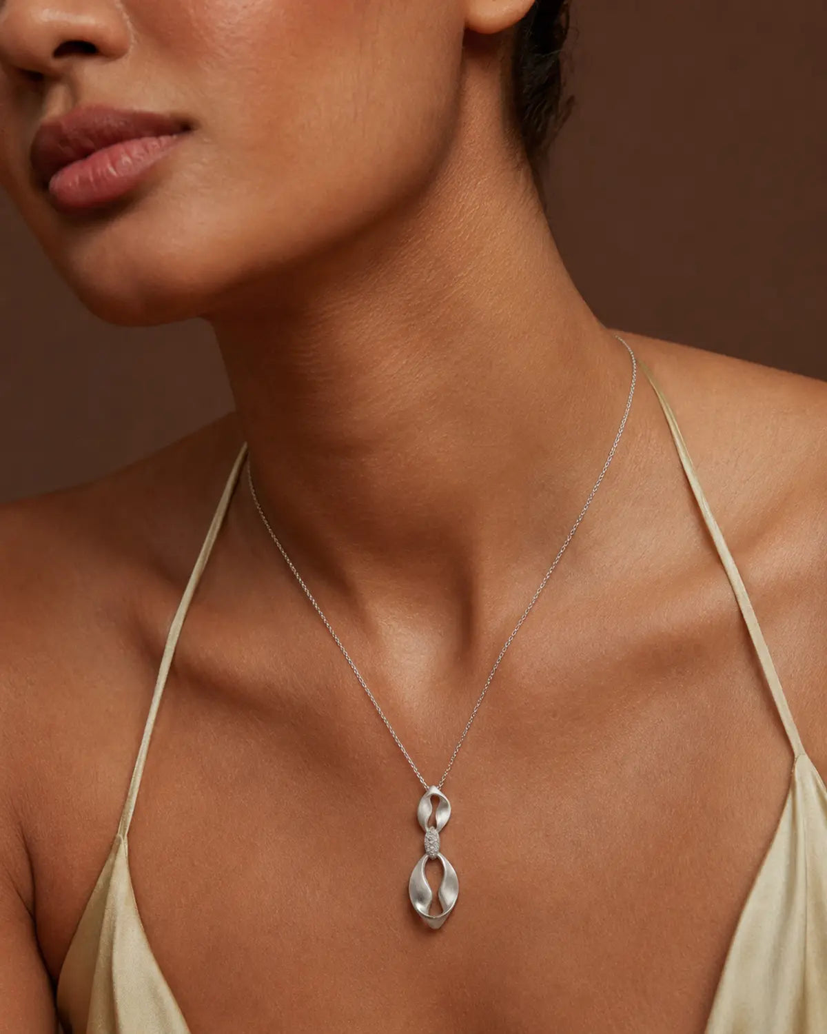 IZEL TWISTED PENDANT