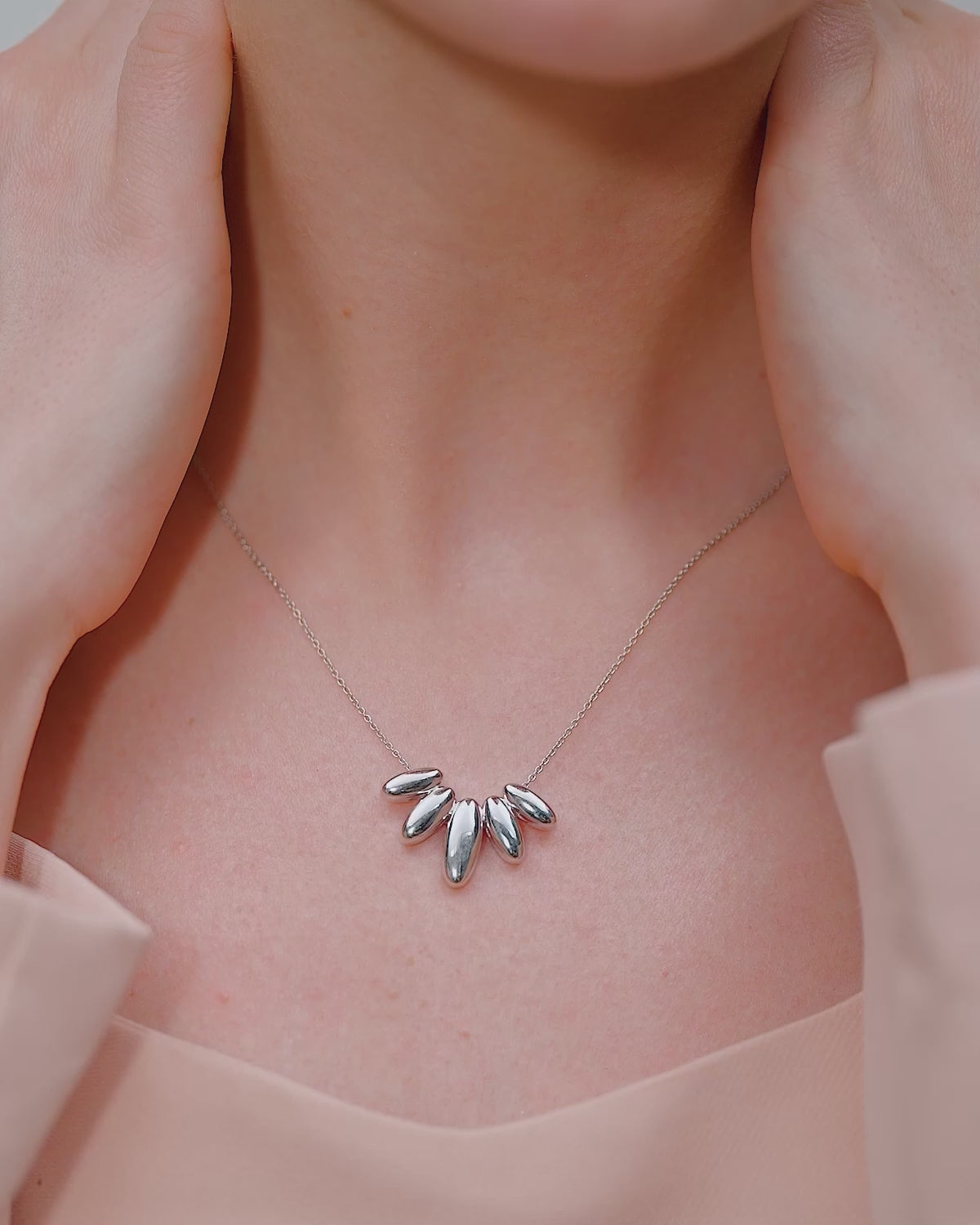 SOLIS FANNED PEBBLE NECKLACE